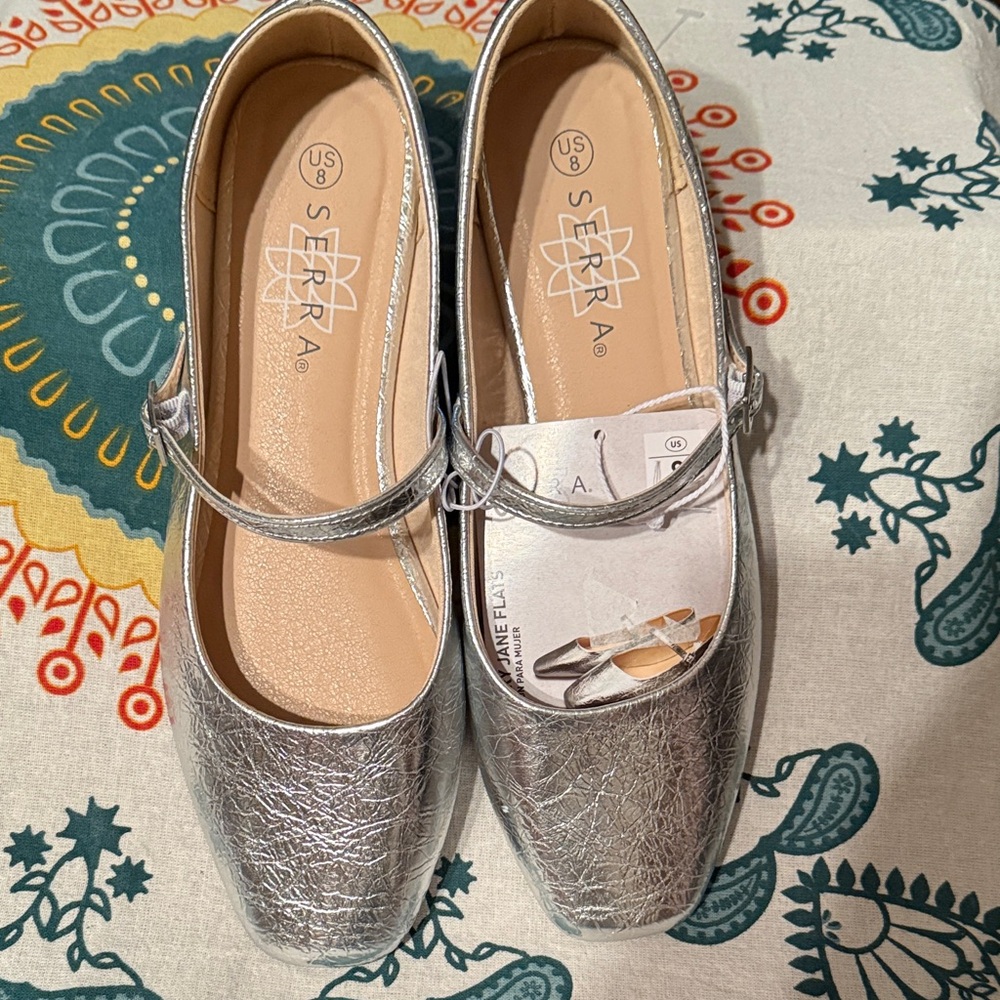 Classic Serra Shimmering Silver Mary Jane Flats NWT